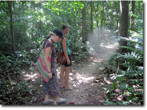 Dos chicas caminando desde Railay Oeste a Ton Sai
